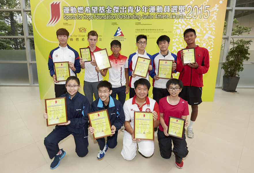 <p>The awardees for the 2<sup>nd</sup> Quarter of 2015 are Cheung Ka-long (fencing) (1<sup>st</sup> left, back row), Yu Shing-him (triathlon) (3<sup>rd</sup> left, back row), Tam Yun-fung and Chan Ming-tung (billiard sports) (3<sup>rd</sup> and 2<sup>nd</sup> right, back row), Lee Ka-yee and Chan Yee-shun (table tennis) (1<sup>st</sup> and 2<sup>nd</sup> left, front row), Wong Ka-lok (archery) (2<sup>nd</sup> right, front row).&nbsp; The recipients for the Certificate of Merit are Chan Sin-yuk (squash) (1<sup>st</sup> right, front row), Sou Ming-chun (tennis) (1<sup>st</sup> right, back row), and Oscar Coggins (triathlon) (2<sup>nd</sup> left, back row).</p>
