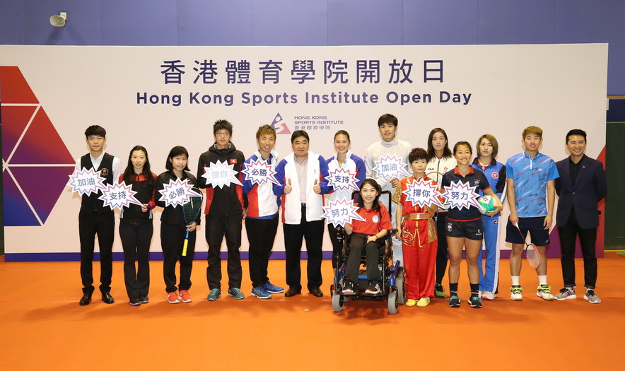 <p>Mr Tony Choi MH, Acting Chief Executive of the HKSI (6<sup>th</sup> left) and Mr Ron Lee, Director, Community Relations &amp; Marketing of the HKSI (1<sup>st</sup> right), took a group photo with elite athletes including (from left) Cheung Ka-wai (billiard sports), Wong Hiu-ying (gymnastics), Au Wing-chi (squash), Tang Chiu-mang (rowing), Wu Siu-hong (tenpin bowling), Kong Man-yi (swimming), Ho Yuen-kei (boccia), Cheung Siu-lun (fencing), Geng Xiaoling (wushu), Wu Ho-ching (tennis), Yuen Lok-yee (rugby), Zhu Chengzhu (table tennis) and Li Kuen-hon (badminton).</p>
