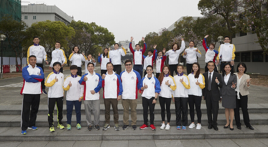 <p>Guests, coaches and Hong Kong athletes pose for a group photo.</p>
