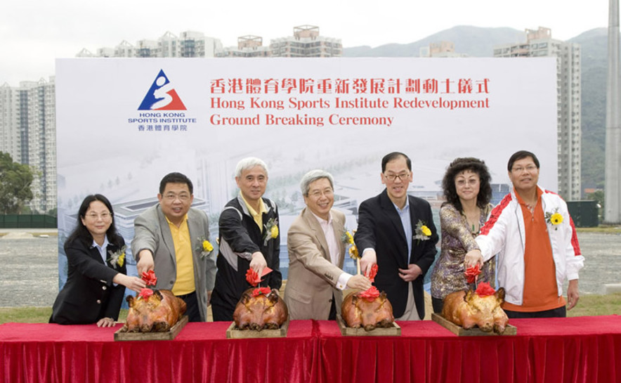 <p>Following the ground breaking ceremony, all officiating guests cut the roast pigs joyfully together to celebrate the commencement of HKSI redevelopment works.</p>
