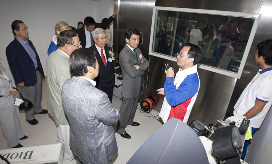 <p>Dr Raymond So (holding the mic), the HKSI Sports Science &amp; Medicine Coordinator, introduces to all guests the new Environmental Chamber in the Sports Science Centre. It is used to create different types of temperature and humidity conditions for athletes to undergo training and test in order to let them acclimatise to the environment.</p>
