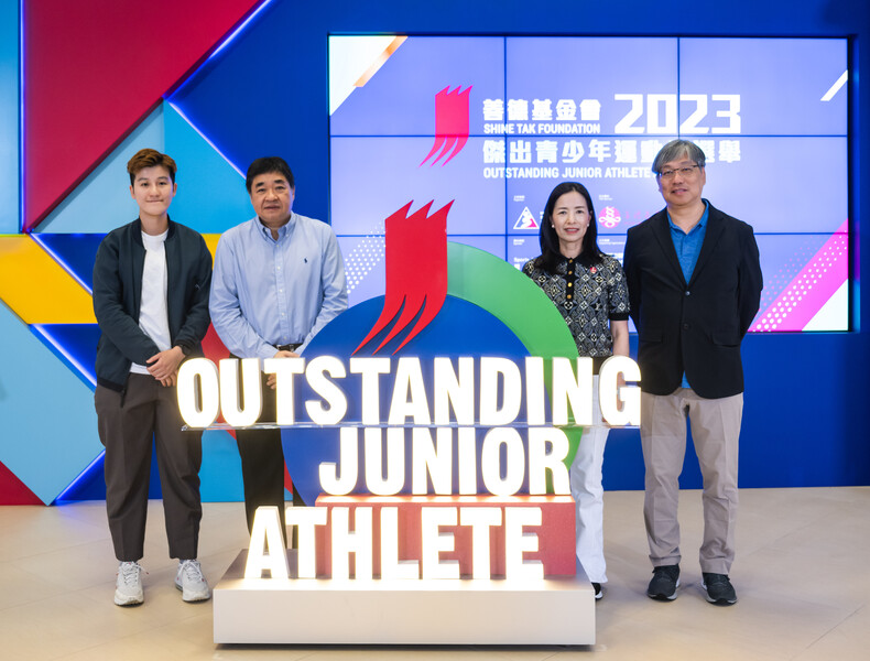 <p>Mr Tony Choi MH, Deputy Chief Executive of the HKSI (2<sup>nd</sup> from left); Mrs Amy Xiao He Yuanfeng, Vice Chairlady of Hong Kong Shine Tak Foundation (2<sup>nd</sup> from right); Mr Wong Po-kee MH, Honorary Deputy Secretary General of the Sports Federation &amp; Olympic Committee of Hong Kong, China (1<sup>st</sup> from right) and Ms Faye Chui, Vice-Chairman of the Hong Kong Sports Press Association (1<sup>st</sup> from left) officiated at the kick-off ceremony of the Shine Tak Foundation Outstanding Junior Athlete Awards 2023.</p>
