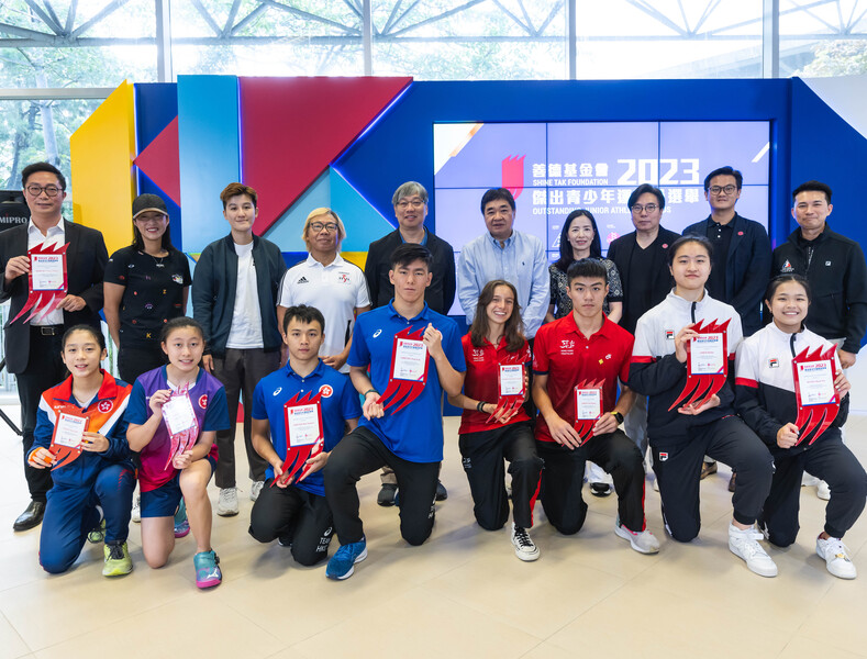 <p>Celebration of the guests with the recipients of the Outstanding Junior Athlete Awards.</p>
