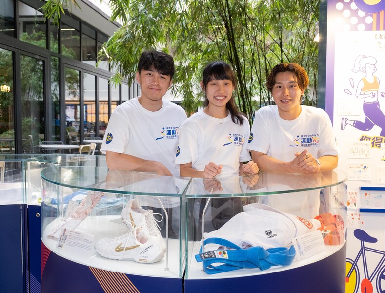 <p>(From left) Fencer Ng Lok-wang, squash player Ho Tze-lok and gymnast Shek Wai-hung toured the interactive exhibition of the Jockey Club Sports PLUS Elite Athletes Community Programme<strong> </strong>after the launch ceremony.</p>
