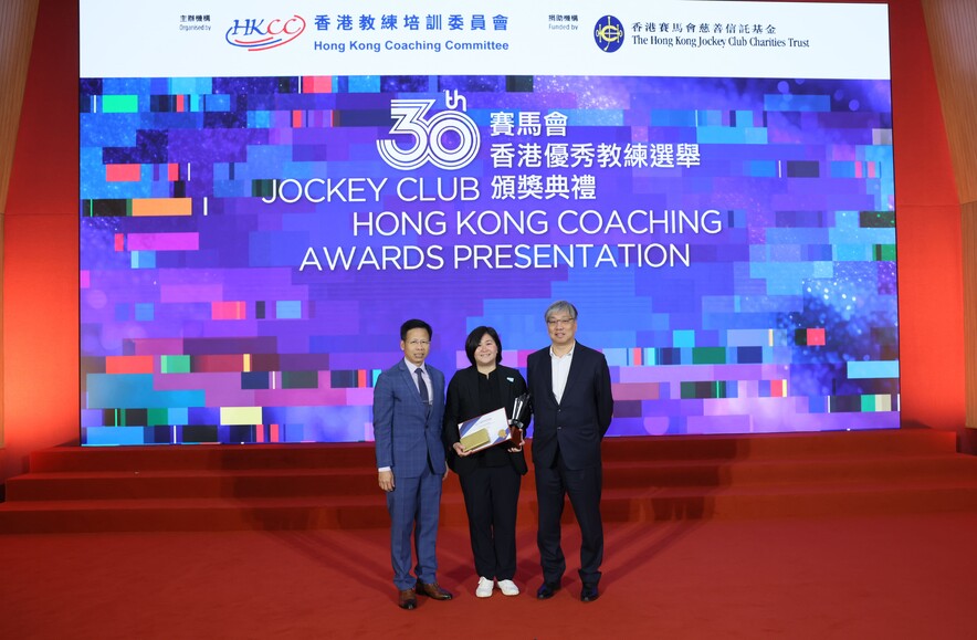 <p>Cycling coach Lai Oi-yan (middle) received the Coach Education Award from Mr Edmond Hung Chor-ying, Chairman of Hong Kong Coaching Committee (left) and Mr Wong Po-kee MH, 2023 Awards Judging Panel (right).</p>

