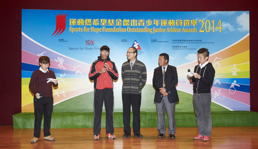 <p>In the chit-chat session, former sailing Olympian and coach of the Hong Kong sailing team Chan Yuk-wah (2<sup>nd</sup> right), imparts his valuable experience to audience. Wan Siu-keung, Vice Principal of Tung Chung Catholic School (centre), talks about the positive influences of sports training on students. One of the awardees, rowing athlete Chan Yuk-man (2<sup>nd</sup> left) shares his passion on the sport.</p>
