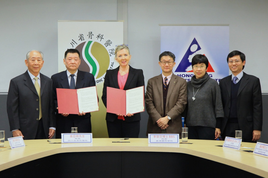 <p>The Memorandum of Understanding is signed by Dr Trisha Leahy BBS, Chief Executive of the HKSI (3<sup>rd</sup> left) and Mr. Yu Yaming, President of Sichuan Orthopaedic Hospital (2<sup>nd</sup> left), and witnessed by Professor Yang Tianle, Honorary Chairman of the Branch of Sport Medicine of China Sport Science Society (1<sup>st</sup> left); Mr Tony Yue MH JP, Chairman of Elite Sports Committee (3<sup>rd</sup> right), Miss Petty Lai, Principal Assistant Secretary (Recreation &amp; Sport)(2<sup>nd</sup> right) and Mr Vincent Chiu, Chief Executive Officer (Recreation &amp; Sport)(1<sup>st</sup> right) from the Home Affairs Bureau.</p>
