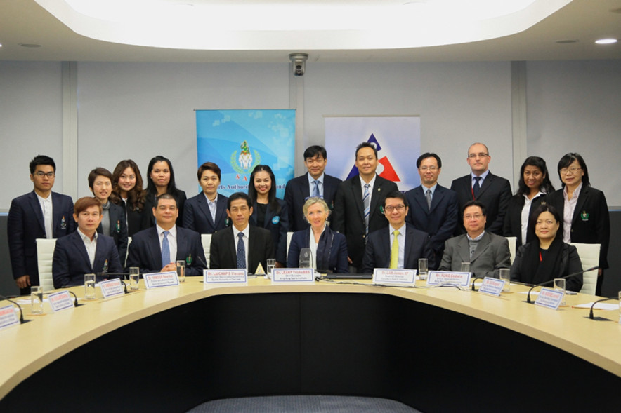 <p>Dr James Lam JP, Board of Director of the HKSI&nbsp;(3<sup>rd</sup> right, front row); Dr Trisha Leahy BBS, Chief Executive of the HKSI (centre, front row) and Mr Vissanu Laichapis, Director of Sports Research and Development Division of Sports Authority of Thailand (3<sup>rd</sup> left, front row) welcome the establishment of the official partnership. Both parties will promote the development of their local sports by a series of bilateral exchanges.</p>

