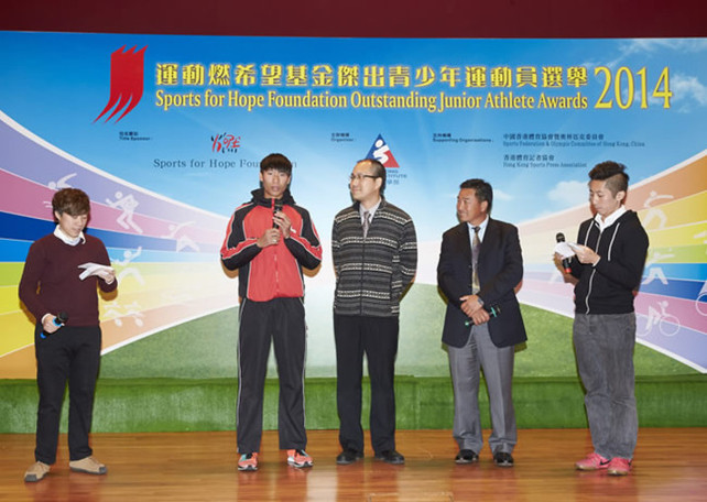 In the chit-chat session, former sailing Olympian and coach of the Hong Kong sailing team Chan Yuk-wah (2nd right), imparts his valuable experience to audience. Wan Siu-keung, Vice Principal of Tung Chung Catholic School (centre), talks about the positive influences of sports training on students. One of the awardees, rowing athlete Chan Yuk-man (2nd left) shares his passion on the sport.
