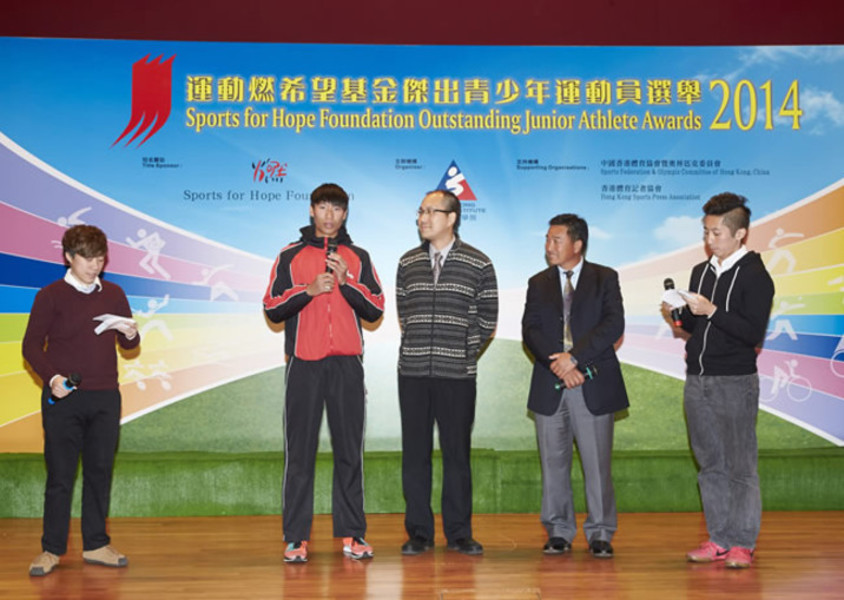 In the chit-chat session, former sailing Olympian and coach of the Hong Kong sailing team Chan Yuk-wah (2nd right), imparts his valuable experience to audience. Wan Siu-keung, Vice Principal of Tung Chung Catholic School (centre), talks about the positive influences of sports training on students. One of the awardees, rowing athlete Chan Yuk-man (2nd left) shares his passion on the sport.