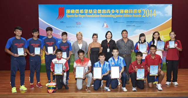 The Sports for Hope Foundation Outstanding Junior Athlete Awards 2nd quarter 2014 presentation ceremony comes to an end with 14 junior athletes being prized. The officiating guests include (5th right) Ms Margaret Siu, Director of High Performance Management of the HKSI; (4th right) Mr Ronnie Wong JP, Hon. Deputy Secretary General of the Sports Federation & Olympic Committee of Hong Kong, China; (5th left) Mr Raymond Chiu, Vice-Chairman of the Hong Kong Sports Press Association, and (6th left) Miss Marie-Christine Lee, Founder of the Sports for Hope Foundation, congratulate the awardees and Certificate of Merit recipients of this quarter.