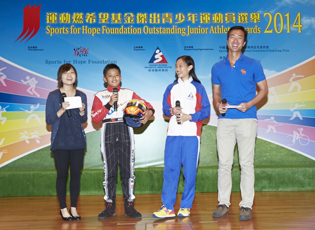 已五度獲獎的壁球運動員何子樂（右二）與今屆最年輕的傑出青少年運動員、小型賽車手袁滿（左二）大談得獎感受。  