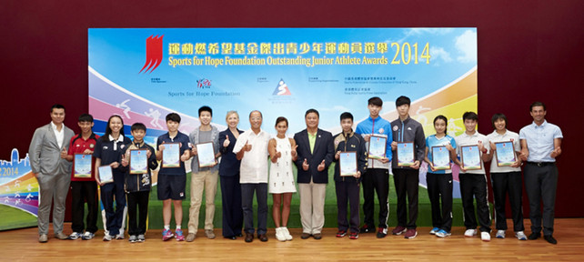 Officiating guests of the Sports for Hope Foundation Outstanding Junior Athlete Awards Presentation Ceremony for the 1st Quarter of 2014, including (starting from 7th from left) Dr Trisha Leahy, Chief Executive of the HKSI; Mr Chu Hoi-kun, Chairman of the Hong Kong Sports Press Association; Miss Marie-Christine Lee, Founder of the Sports for Hope Foundation; Mr Ronnie Wong JP, Hon. Deputy Secretary General of the Sports Federation & Olympic Committee of Hong Kong, China and (1st from left and 1st from right) two representatives of Sports for Hope Foundation, congratulate the awardees and Certificate of Merit recipient on their remarkable achievements this quarter.