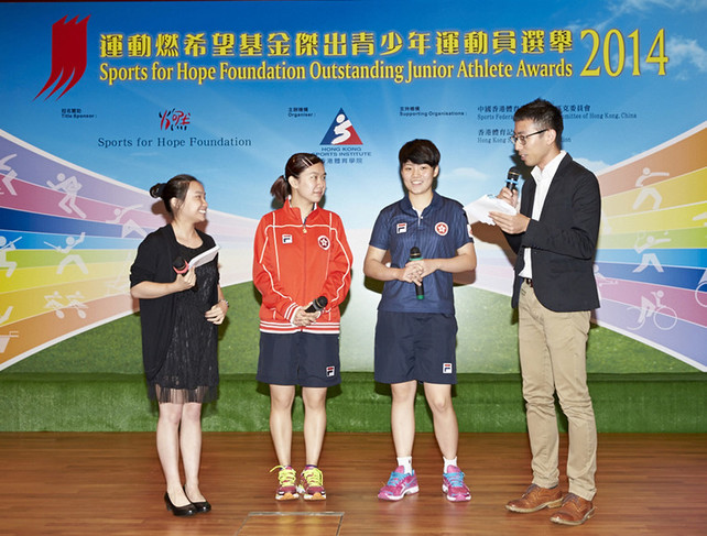 在頒獎典禮上，乒乓球運動員李皓晴(左二)與即將出戰青年奧運會的杜凱琹分享比賽心得，藉此勉勵後輩。