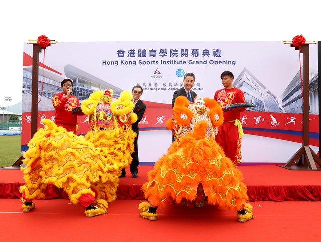 The Honourable C Y Leung GBM GBS JP, Chief Executive (2nd right) and Mr Carlson Tong SBS JP, Chairman of the HKSI (2nd left) perform the eye dotting ceremony for the lion dance performance at the HKSI Grand Opening Ceremony.