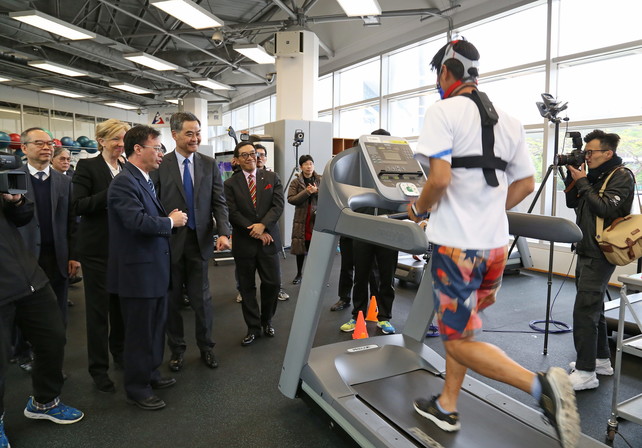 Dr Raymond So, Director of Elite Training Science & Technology of HKSI (3rd left), introduces to the Honourable C Y Leung GBM GBS JP, Chief Executive (4th left) how the Aerobic Capacity Test assists in enhancing athlete’s performance.