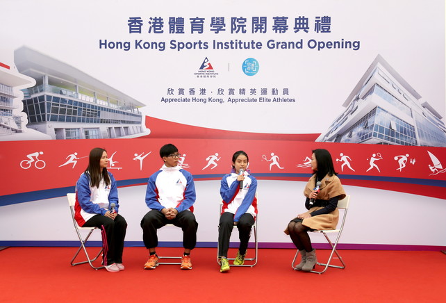 In the afternoon, the HKSI organises exclusive activities for local schools under its Elite Athlete-Friendly School Network.  (From left) Rebecca Chiu Wing-yin, HKSI squash coach; Lam San-tung, junior rower and Ng Tsz-yau, junior badminton athlete, share at the Welcoming Ceremony their experience in balancing education and sports training.