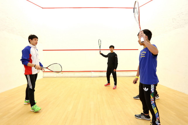 精英運動員友好學校網絡計劃夥伴學校的學生，正在壁球運動員李浩賢指導下，學習壁球技術。