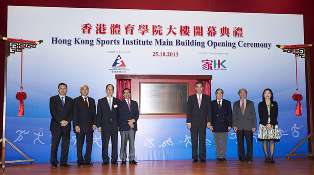 After unveiling the plaque to officially open the new HKSI Main Building, the Honourable C Y Leung GBM GBS JP, the Chief Executive of HKSAR (4th from right) takes photo with Mr Carlson Tong JP, Chairman of the HKSI (4th from right); the Honourable Tsang Tak-sing GBS JP, Secretary for Home Affairs (3rd from left); Mr Timothy Fok GBS JP, President of the Sports Federation & Olympic Committee of Hong Kong, China (3rd from right); Professor Frank Fu MH JP, Chairman of Elite Sports Committee (2nd from left); Mr Ho Hau-cheung BBS MH, Chairman of Shatin District Council (2nd from right); Mrs Betty Fung JP, Director of Leisure and Cultural Services (1st from right) and Mr Stephen Tang JP, Deputy Director of Architectural Services Department.