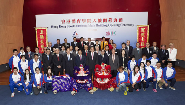 The Honourable C Y Leung GBM GBS JP, the Chief Executive of HKSAR (2nd row, 8th from right), guests and elite athletes congratulate on the opening of the HKSI Main Building.