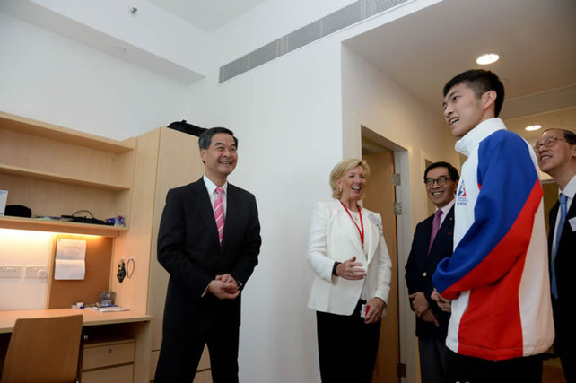 羽毛球運動員伍家朗(右二)向香港特別行政區行政長官梁振英先生大紫荊勳賢GBS JP介紹體院精英運動員宿舍房間內的配置。