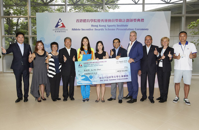 Mr Carlson Tong SBS JP, Chairman of the HKSI (5th right) officiates the HKSI Athlete Incentive Awards Scheme Presentation Ceremony and presents cash awards of HK$125,000 to the 28th Summer Universiade silver medallist in women’s 50m backstroke Au Hoi-shun (5th left) and takes a group photo with Mr Jonathan McKinley, Deputy Secretary for Home Affairs (4th right); Board Members of the HKSI including Mr Newman Tsang (1st left), Ms Genevieve Pong (2nd left), Mr Adam Koo (4th left), Mr Karl Kwok MH (3rd right); Dr Trisha Leahy BBS, Chief Executive of the HKSI (2nd right); Mr Chen Jianhong, Head Swimming Coach of the HKSI (1st right); Ms Mabel Mak, member of the University Games Committee of the University Sports Federation of Hong Kong (3rd left) and athlete’s parent.