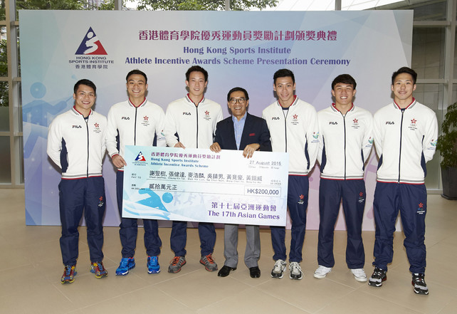 A group photo of Mr Carlson Tong SBS JP, Chairman of the HKSI (middle) and the 17th Incheon Asian Games bronze medallists in men’s 4x100m freestyle relay, (from left) Mak Ho-lun, Cheung Kin-tat, Geoffrey Robin Cheah, Wong Chen-ho, Wong Kai-wai and Ng Chun-nam.