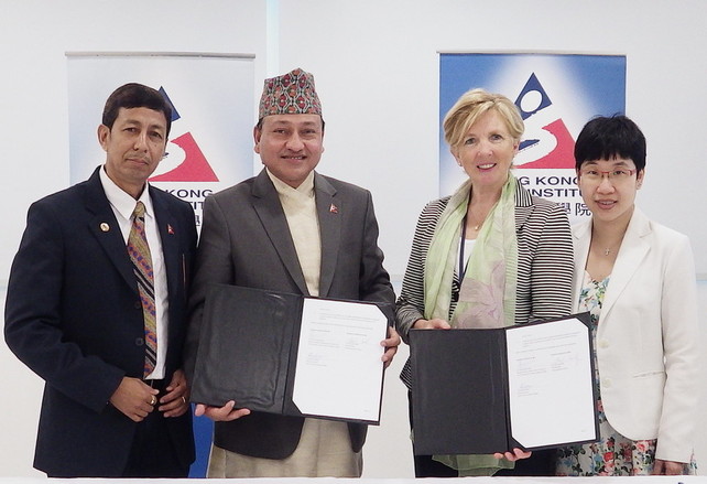 （左起）尼泊爾運動科學學院執行總監Prakash Pradhan博士、身兼尼泊爾國家體育局委員秘書長及尼泊爾運動科學學院副主席的Keshab Kumar Bista先生、體院院長李翠莎博士BBS及民政事務局首席助理秘書長（康樂及體育）賴俊儀女士在合作備忘錄簽署儀式上合照留念。