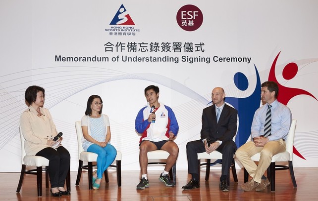 Mr Marc Morris (2nd right), Principal of Sha Tin College; Mrs Shum (2nd left), an athlete’s parent; Gareth Baber (1st right), the HKSI’s Head Rugby Coach; and Dominic Lesley Lam (3rd right), rugby athlete, share their views on this partnership during the ceremony.