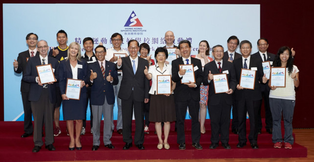 The Hon Tsang Tak-sing GBS JP, Secretary for Home Affairs (front row, fourth from left) and Mr Carlson Tong JP, Chairman of the HKSI (front row, third from left) present certificates of appreciation to representatives of the member schools of the Network in recognition of their contribution in providing integrated education support for elite athletes.