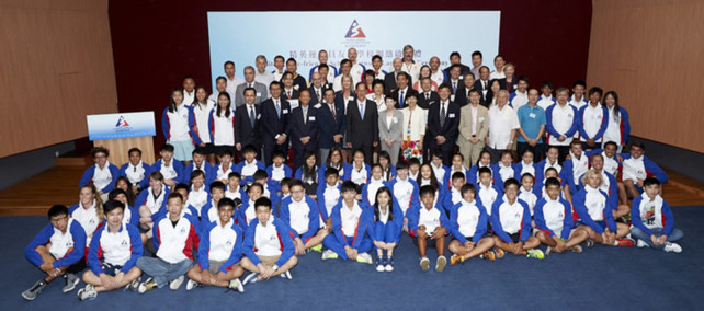 Guests from the Government and National Sports Associations as well as some Directors of the HKSI Board, coaches and athletes attend the “HKSI Elite Athlete-friendly School Network” Launching Ceremony to show their support for the member schools. Mr Carlson Tong JP, Chairman of the HKSI (fourth row from top, seventh from left) hopes that more schools will share the same dual career ideal as the HKSI and join the Network in the future to enhance targeted educational support for elite athletes.