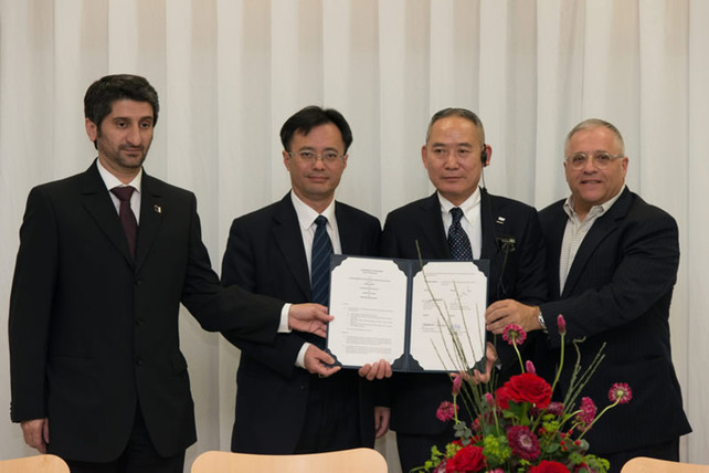 The HKSI signed a Memorandum of Understanding in late February in Tokyo, Japan with Japan Sport Council, Singapore Sports Council and Aspire Academy, for the establishment of the Association of Sports Institutes in Asia. The four signatories include Dr Raymond So, Director of Elite Training Science & Technology of the HKSI (2nd left) ; Mr Yoshinari Takatani, Vice President of Japan Sport Council (2nd right) ; Mr Bob Gambardella, Chief of Singapore Sports Institute of the Singapore Sports Council (1st right) and Mr Ali Sultan Fakhroo, Director of Corporate Services of Aspire Academy (1st left).