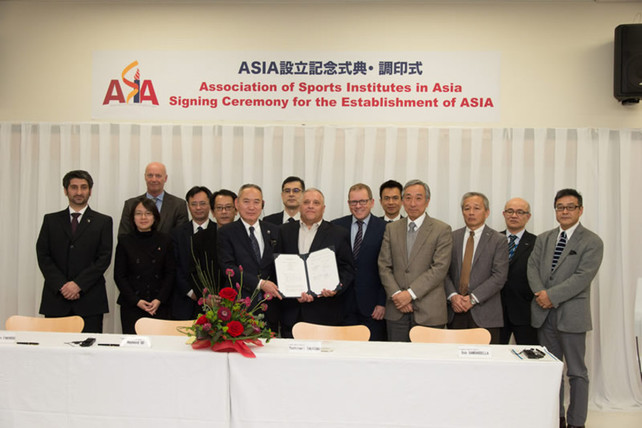 After signing the Memorandum of Understanding, Dr Raymond So, Director of Elite Training Science & Technology of the HKSI (3rd left, front row); Mr Yoshinari Takatani, Vice President of Japan Sport Council (5th left, front row); Mr Bob Gambardella, Chief of Singapore Sports Institute of the Singapore Sports Council (centre) and Mr Ali Sultan Fakhroo, Director of Corporate Services of Aspire Academy (1st left) joined other representatives for a group photo.