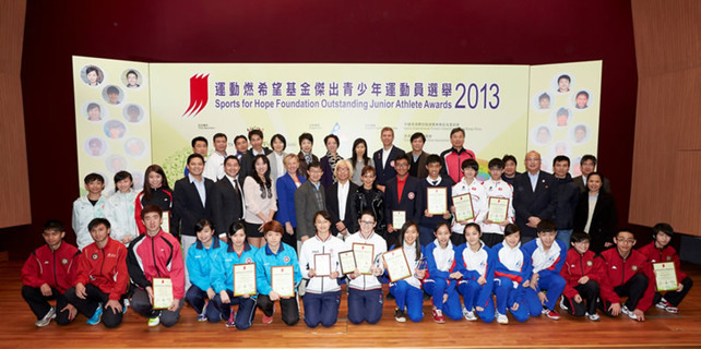 After the presentation ceremony, the officiating guests congratulate all the awarded junior athletes and take a photo in front of the stage with all the 4th quarter Outstanding Junior Athlete Awards recipients of 2013, representatives from National Sports Associations and other guests. Officiating guests include (starting 7th from left, 2nd row) Dr Trisha Leahy, Chief Executive of the HKSI; Mr Tony Yue MH JP, Vice-President of the Sports Federation & Olympic Committee of Hong Kong, China; Mr Raymond Chiu, Vice Chairman of the Hong Kong Sports Press Association and Miss Marie-Christine Lee, Founder of the Sports For Hope Foundation.