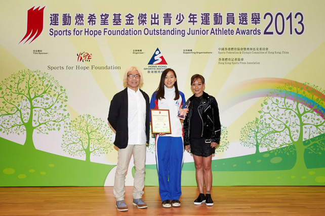 (Left) Mr Raymond Chiu, Vice Chairman of the Hong Kong Sports Press Association and (right) Miss Marie-Christine Lee, Founder of the Sports for Hope Foundation, present trophy and certificate to (middle) squash player Ho Ka-po, the Most Promising Junior Athlete for 2013.