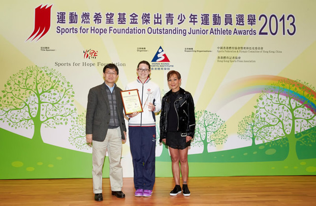 (Left) Mr Tony Yue MH JP, Vice-President of the Sports Federation & Olympic Committee of Hong Kong, China and (right) Miss Marie-Christine Lee, Founder of the Sports for Hope Foundation, present trophy and certificate to (middle) swimmer Siobhan Haughey, the Most Outstanding Junior Athlete for 2013.