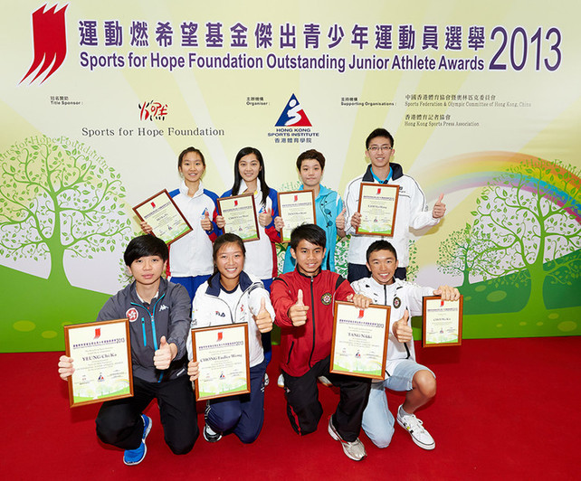 Winners of the 2nd quarter awards were (from left, back row) Ho Ka-po and Choi Uen-shan (squash), Doo Hoi-kem and Lam Siu-hang (table tennis), (from left, front row) Yeung Chi-ka (fencing), Chong Eudice Wong (tennis), Tang Nikki (athletics- Hong Kong Sports Association for the Mentally Handicapped, HKSAM), and Certificate of Merit recipient Choi Wa-kit (swimming-HKSAM).