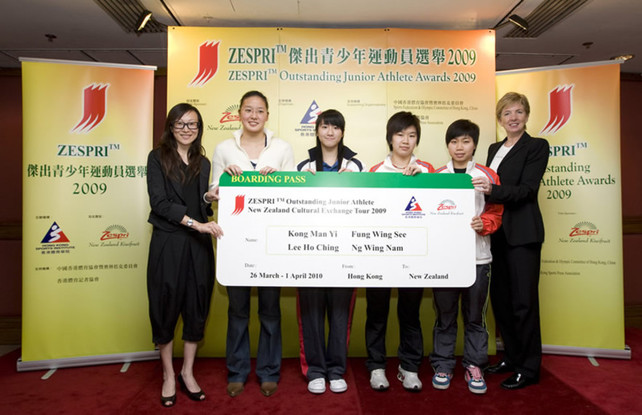Dr Trisha Leahy (1st from right), Chief Executive of the HKSI; and Kennes Young (1st from left), representative of ZESPRI International (Asia) Limited, announced the athletes who were selected to join the New Zealand exchange tour, including (from left) Kong Man-yi (swimming), Fung Wing-see (wushu), Lee Ho-ching and Ng Wing-nam (table tennis).