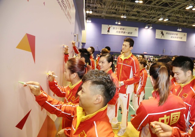 The Mainland Olympians write encouraging messages on the backdrop to deliver their best wishes to Hong Kong athletes and the community.