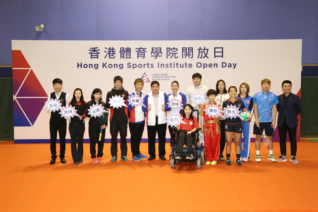 Mr Tony Choi MH, Acting Chief Executive of the HKSI (6<sup>th</sup> left) and Mr Ron Lee, Director, Community Relations & Marketing of the HKSI (1<sup>st</sup> right), took a group photo with elite athletes including (from left) Cheung Ka-wai (billiard sports), Wong Hiu-ying (gymnastics), Au Wing-chi (squash), Tang Chiu-mang (rowing), Wu Siu-hong (tenpin bowling), Kong Man-yi (swimming), Ho Yuen-kei (boccia), Cheung Siu-lun (fencing), Geng Xiaoling (wushu), Wu Ho-ching (tennis), Yuen Lok-yee (rugby), Zhu Chengzhu (table tennis) and Li Kuen-hon (badminton).