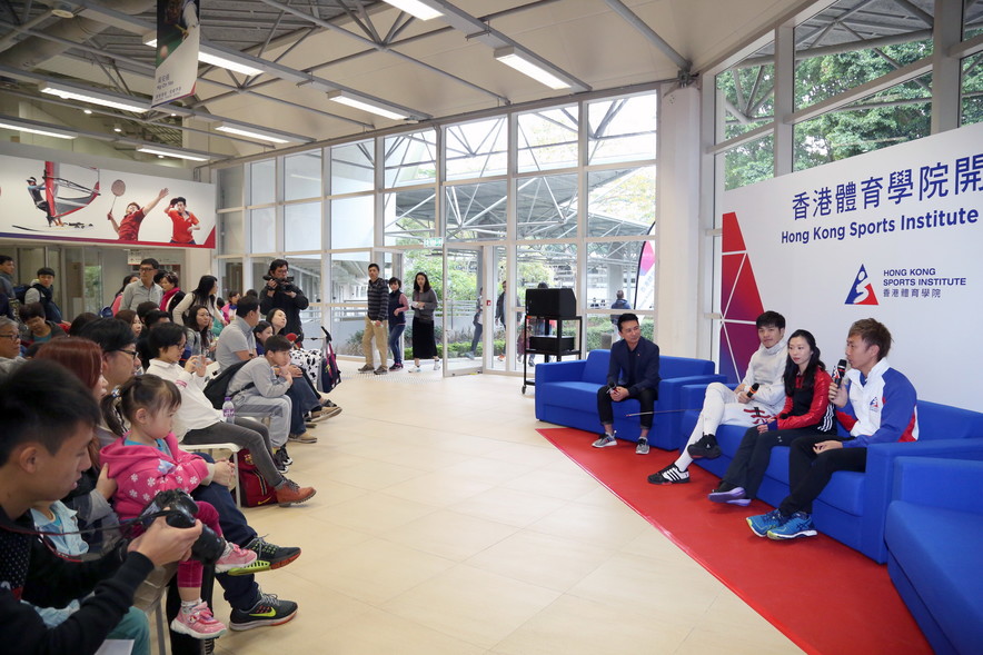 (From right) Tenpin bowler Wu Siu-hong, gymnast Wong Hiu-ying and fencer Cheung Siu-lun shared with the audience about their successful stories and how did their family support them when they are elite athlete.