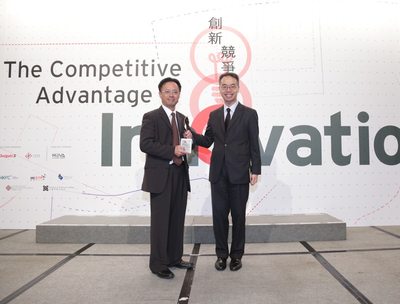<p>Dr Raymond So (left), Director of Elite Training Science &amp; Technology of the HKSI, receives the &ldquo;Partners in Progress&rdquo; award from Mr Johann Wong Chung-yan JP (right), Deputy Commissioner for Innovation and Technology.</p>
