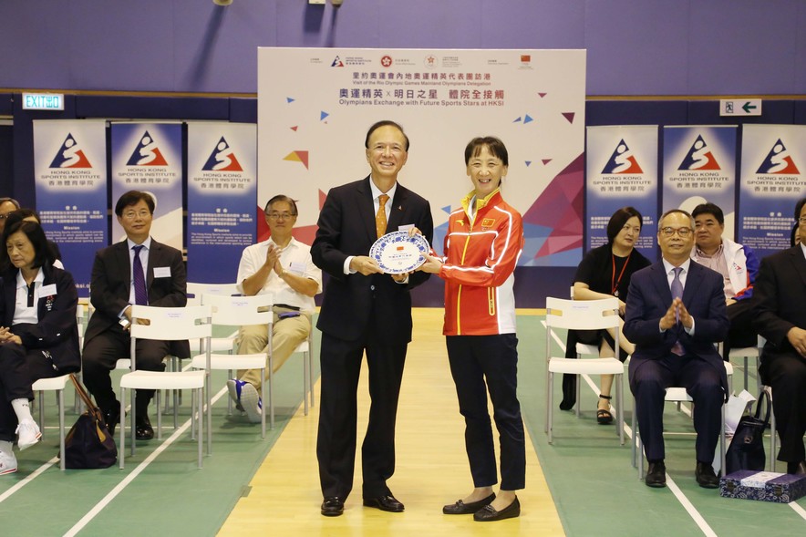 <p>Ms Song Keqin, Deputy General Director of the External Affairs Department of the General Administration of Sport of China (right), presents a souvenir to Mr Matthias Li (left), Vice-Chairman of the Hong Kong Sports Institute at today&rsquo;s &ldquo;Visit of the Rio Olympic Games Mainland Olympians Delegation - Olympians Exchange with Future Sports Stars at HKSI&rdquo; event.</p>
