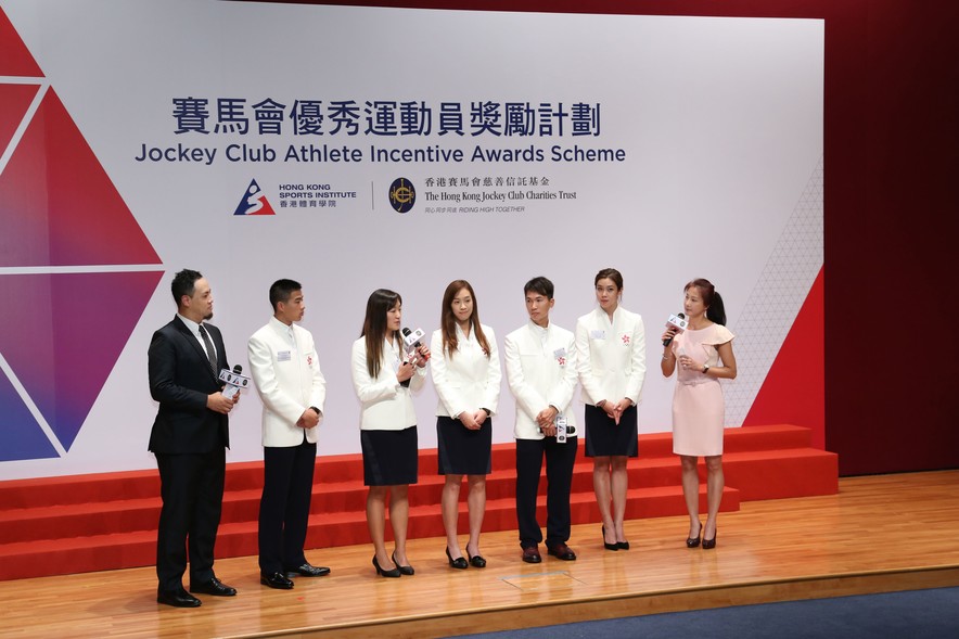 <p>(2<sup>nd</sup> from left) Long jumper Chan Ming-tai, badminton women’s doubles players Tse Ying-suet and Poon Lok-yan, cyclist Chan Chun-hing and swimmer Au Hoi-shun share with guests during the ceremony their memorable experience at the Rio Olympic Games.</p>
