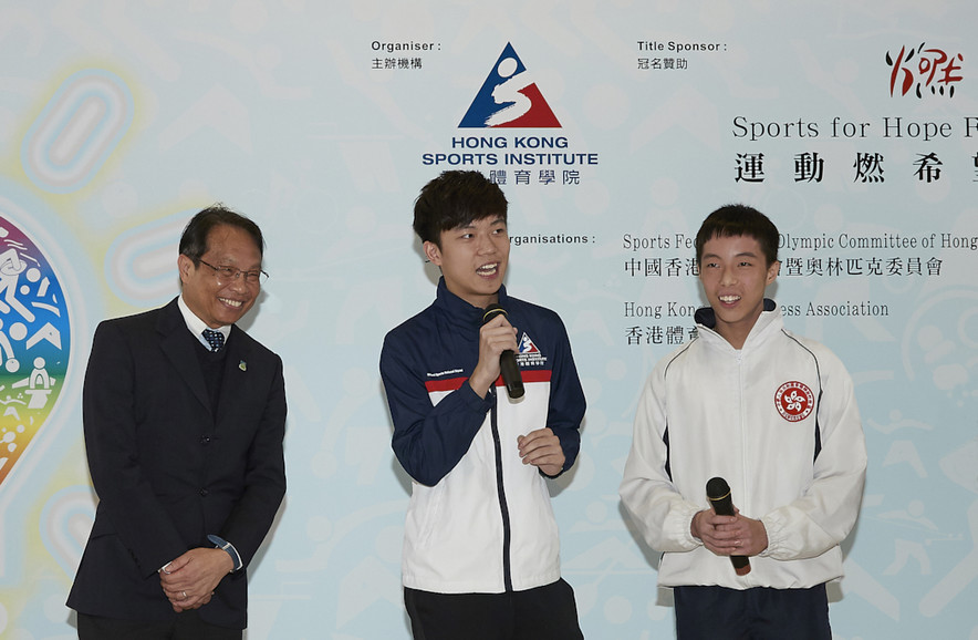 <p>Mr Wong Kwong Wai, Principal of Lam Tai Fai College (1st left) and two young athletes who are attending the College (2nd left) Cheung Ka-wai (billiard sports) and (1st right) Chau Ka-him (karatedo) share with audience their experience in balancing education and sports training through the HKSI&rsquo;s Partnership School Programme.</p>
