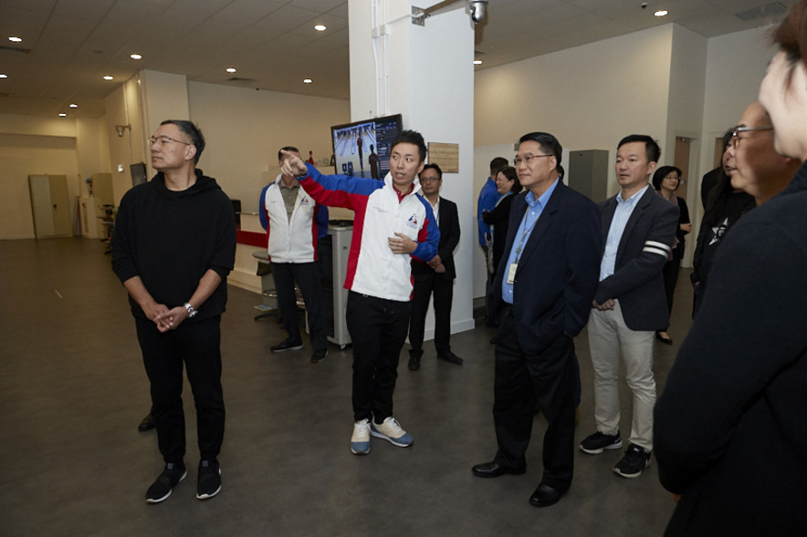 <p>保齡球運動員胡兆康（左二）向議員介紹體院保齡球中心設施。</p>
