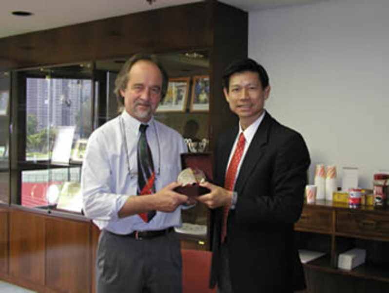 <p>署理行政總裁鍾伯光博士歡迎Hennie Fick先生（左）到訪體院。</p>
