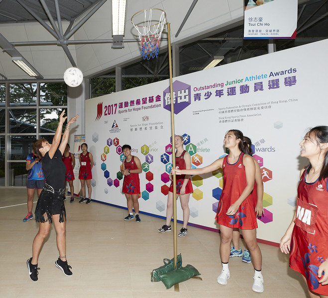 <p>頒獎典禮上，得獎隊伍香港21歲以下青少年投球代表隊示範投球技巧，運動燃希望基金創辦人利蘊珍小姐（左）亦參與其中，一顯身手。</p>
