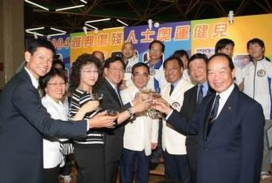 <p>Guests attend the toasting ceremony to congratulate the victory of Hong Kong Paralympians.</p>
