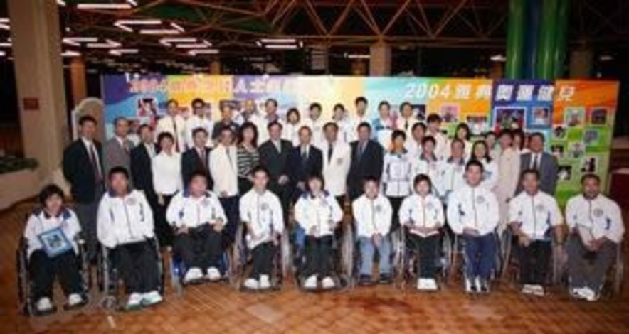 <p>A happy get-together photo of guests and athletes.</p>
